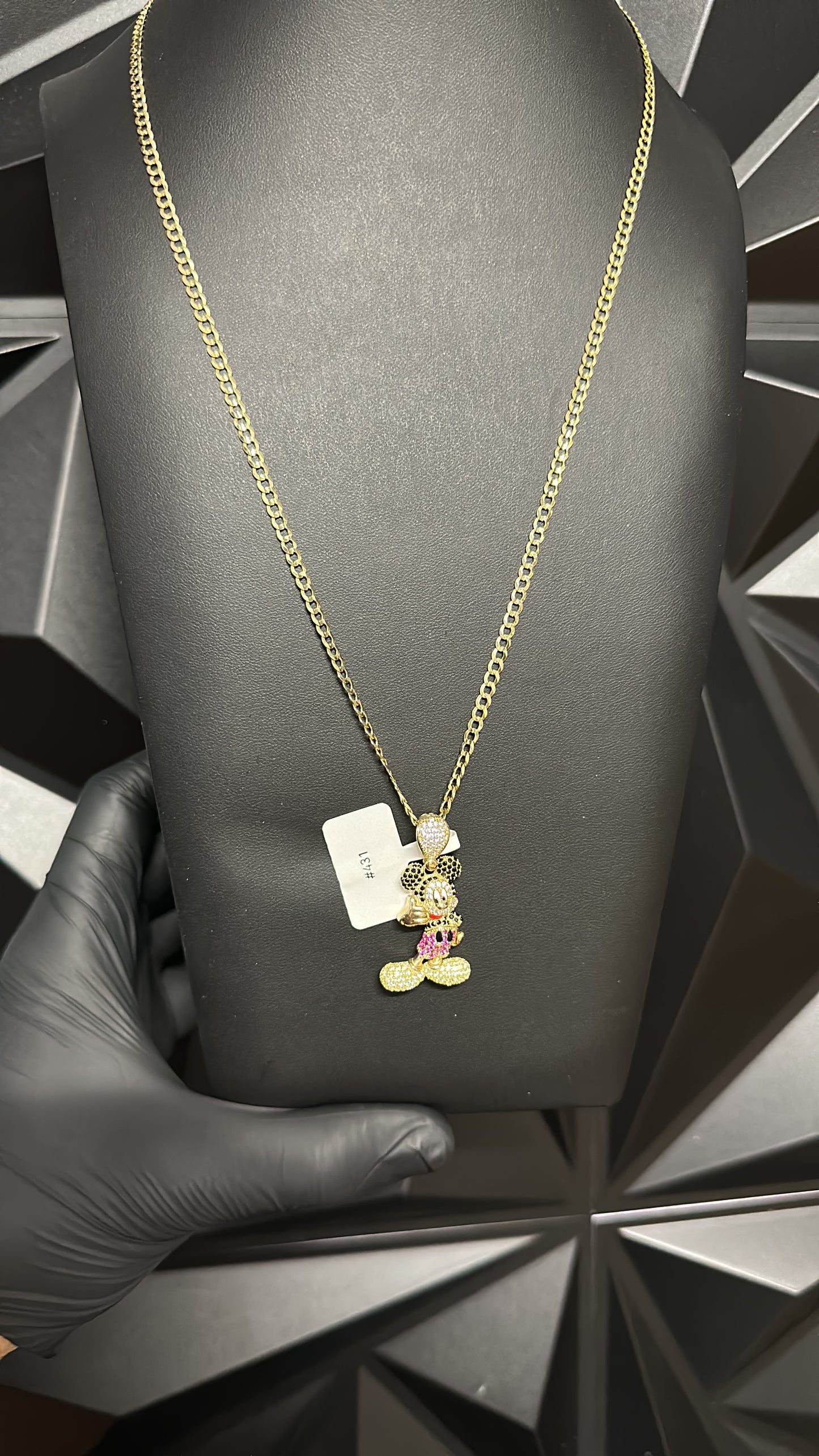 Chain with pendant